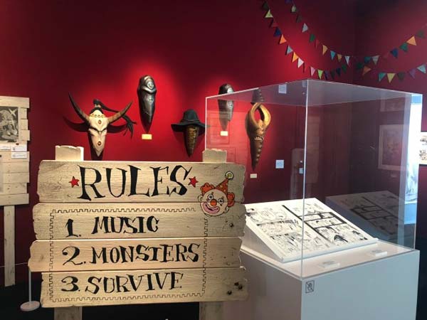 赤い壁に掲示板