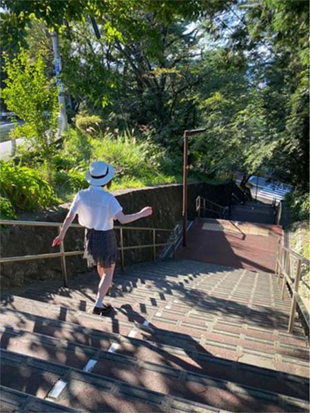 階段降りる・長い