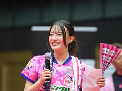 マイクとうちわ持った具嶋