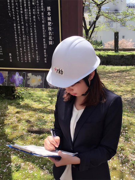 中継原稿を書いている