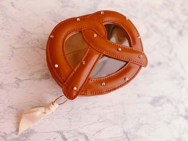 プレッツェルの形のポーチ