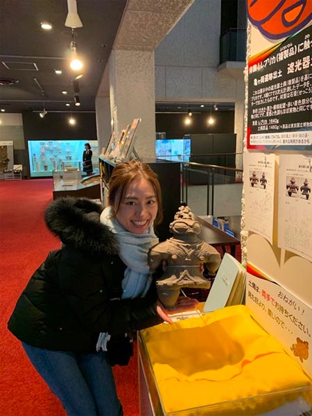 レプリカを抱える近藤