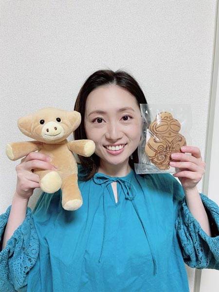 近藤が片手にどら焼き片手にクマ