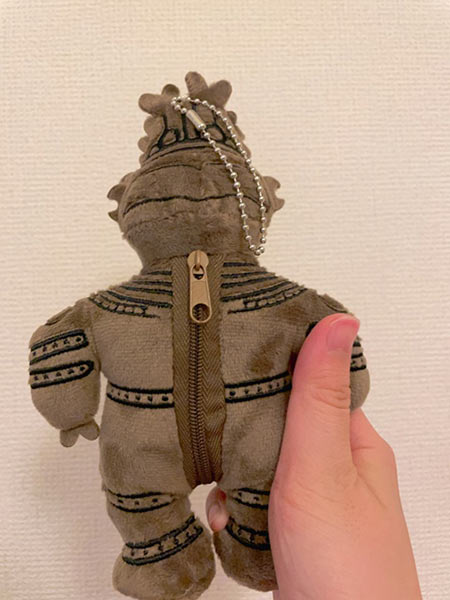 遮光器土偶のポーチ後ろ姿