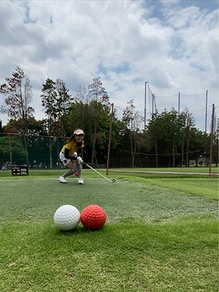 0834 ティーグラウンドで屈んでいる