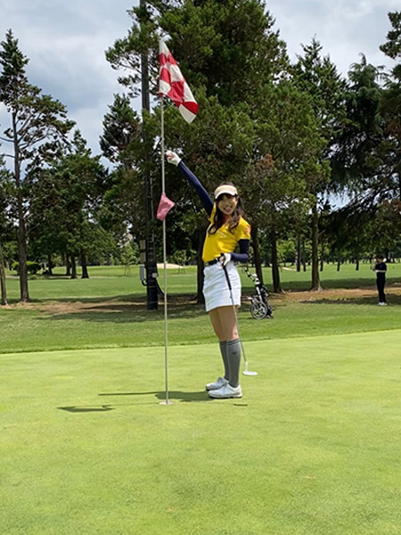 0844　グリーン上で喜んでいる