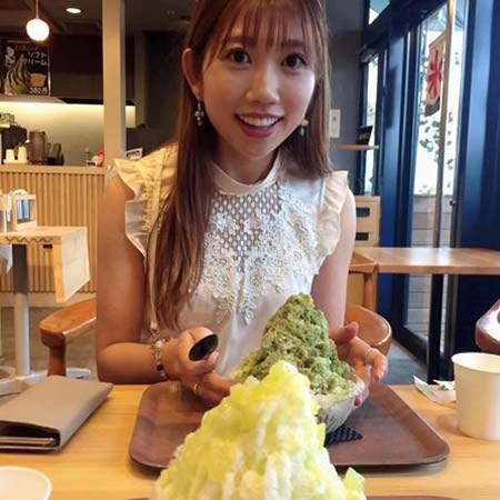 かき氷食べてる写真