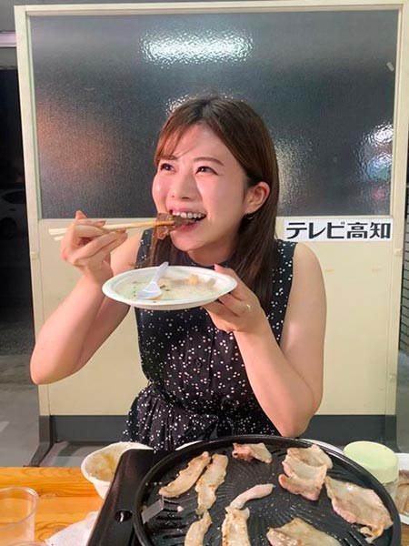 焼き肉食べてる