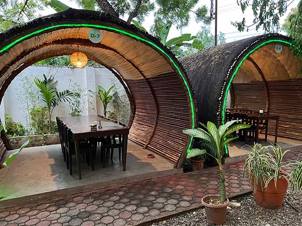 食事テーブル