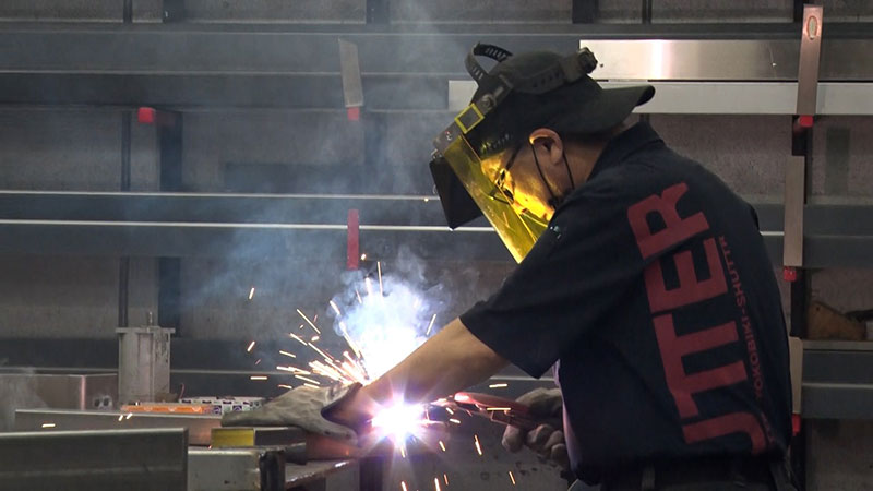 横に引くシャッターを作る会社！