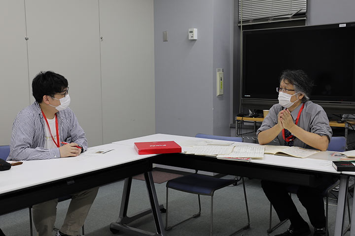 写真 『ザ・ベストテン』配属当時を振り返る宇都宮さん(右)