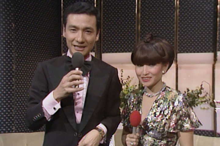 写真 司会の久米宏さんと黒柳徹子さん